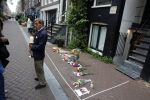 Amsterdam 6 juli 2022
Precies 1 jaar geleden werd op deze plek Peter R de Vries neergeschoten. De redaktie en presentatoren van RTL Boulevard leggen een witte roos neer . OA aanwezig Georgette Schlick Peter v d Vorst Sven Sauve Marieke Elsinga Vivienne v d Assem Aran Bade Jeroen Kijk in de Vegte Arno Kantelberg Eveline Stallaart Clarice Stenger Leon de Ruyter Dries Roelvink en Tim Oliehoek .