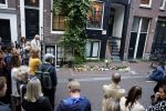 Amsterdam 6 juli 2022
Precies 1 jaar geleden werd op deze plek Peter R de Vries neergeschoten. De redaktie en presentatoren van RTL Boulevard leggen een witte roos neer . OA aanwezig Georgette Schlick Peter v d Vorst Sven Sauve Marieke Elsinga Vivienne v d Assem Aran Bade Jeroen Kijk in de Vegte Arno Kantelberg Eveline Stallaart Clarice Stenger Leon de Ruyter Dries Roelvink en Tim Oliehoek .