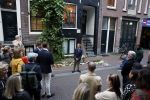 Amsterdam 6 juli 2022
Precies 1 jaar geleden werd op deze plek Peter R de Vries neergeschoten. De redaktie en presentatoren van RTL Boulevard leggen een witte roos neer . OA aanwezig Georgette Schlick Peter v d Vorst Sven Sauve Marieke Elsinga Vivienne v d Assem Aran Bade Jeroen Kijk in de Vegte Arno Kantelberg Eveline Stallaart Clarice Stenger Leon de Ruyter Dries Roelvink en Tim Oliehoek .