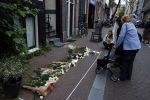 Amsterdam 6 juli 2022
Precies 1 jaar geleden werd op deze plek Peter R de Vries neergeschoten. De redaktie en presentatoren van RTL Boulevard leggen een witte roos neer . OA aanwezig Georgette Schlick Peter v d Vorst Sven Sauve Marieke Elsinga Vivienne v d Assem Aran Bade Jeroen Kijk in de Vegte Arno Kantelberg Eveline Stallaart Clarice Stenger Leon de Ruyter Dries Roelvink en Tim Oliehoek .