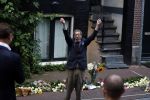Amsterdam 6 juli 2022
Precies 1 jaar geleden werd op deze plek Peter R de Vries neergeschoten. De redaktie en presentatoren van RTL Boulevard leggen een witte roos neer . OA aanwezig Georgette Schlick Peter v d Vorst Sven Sauve Marieke Elsinga Vivienne v d Assem Aran Bade Jeroen Kijk in de Vegte Arno Kantelberg Eveline Stallaart Clarice Stenger Leon de Ruyter Dries Roelvink en Tim Oliehoek .