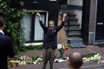 Amsterdam 6 juli 2022
Precies 1 jaar geleden werd op deze plek Peter R de Vries neergeschoten. De redaktie en presentatoren van RTL Boulevard leggen een witte roos neer . OA aanwezig Georgette Schlick Peter v d Vorst Sven Sauve Marieke Elsinga Vivienne v d Assem Aran Bade Jeroen Kijk in de Vegte Arno Kantelberg Eveline Stallaart Clarice Stenger Leon de Ruyter Dries Roelvink en Tim Oliehoek .