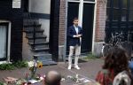 Amsterdam 6 juli 2022
Precies 1 jaar geleden werd op deze plek Peter R de Vries neergeschoten. De redaktie en presentatoren van RTL Boulevard leggen een witte roos neer . OA aanwezig Georgette Schlick Peter v d Vorst Sven Sauve Marieke Elsinga Vivienne v d Assem Aran Bade Jeroen Kijk in de Vegte Arno Kantelberg Eveline Stallaart Clarice Stenger Leon de Ruyter Dries Roelvink en Tim Oliehoek .