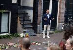Amsterdam 6 juli 2022
Precies 1 jaar geleden werd op deze plek Peter R de Vries neergeschoten. De redaktie en presentatoren van RTL Boulevard leggen een witte roos neer . OA aanwezig Georgette Schlick Peter v d Vorst Sven Sauve Marieke Elsinga Vivienne v d Assem Aran Bade Jeroen Kijk in de Vegte Arno Kantelberg Eveline Stallaart Clarice Stenger Leon de Ruyter Dries Roelvink en Tim Oliehoek .