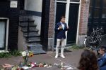 Amsterdam 6 juli 2022
Precies 1 jaar geleden werd op deze plek Peter R de Vries neergeschoten. De redaktie en presentatoren van RTL Boulevard leggen een witte roos neer . OA aanwezig Georgette Schlick Peter v d Vorst Sven Sauve Marieke Elsinga Vivienne v d Assem Aran Bade Jeroen Kijk in de Vegte Arno Kantelberg Eveline Stallaart Clarice Stenger Leon de Ruyter Dries Roelvink en Tim Oliehoek .