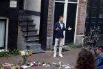Amsterdam 6 juli 2022
Precies 1 jaar geleden werd op deze plek Peter R de Vries neergeschoten. De redaktie en presentatoren van RTL Boulevard leggen een witte roos neer . OA aanwezig Georgette Schlick Peter v d Vorst Sven Sauve Marieke Elsinga Vivienne v d Assem Aran Bade Jeroen Kijk in de Vegte Arno Kantelberg Eveline Stallaart Clarice Stenger Leon de Ruyter Dries Roelvink en Tim Oliehoek .