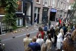 Amsterdam 6 juli 2022
Precies 1 jaar geleden werd op deze plek Peter R de Vries neergeschoten. De redaktie en presentatoren van RTL Boulevard leggen een witte roos neer . OA aanwezig Georgette Schlick Peter v d Vorst Sven Sauve Marieke Elsinga Vivienne v d Assem Aran Bade Jeroen Kijk in de Vegte Arno Kantelberg Eveline Stallaart Clarice Stenger Leon de Ruyter Dries Roelvink en Tim Oliehoek .