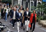 Amsterdam 6 juli 2022
Precies 1 jaar geleden werd op deze plek Peter R de Vries neergeschoten. De redaktie en presentatoren van RTL Boulevard leggen een witte roos neer . OA aanwezig Georgette Schlick Peter v d Vorst Sven Sauve Marieke Elsinga Vivienne v d Assem Aran Bade Jeroen Kijk in de Vegte Arno Kantelberg Eveline Stallaart Clarice Stenger Leon de Ruyter Dries Roelvink en Tim Oliehoek .