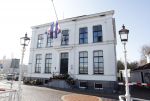 Harlingen 26 maart 2022
Bij het oude huis van Piet paulusma liggen veel bloemen en de frise vlag hangt halfstok.