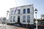 Harlingen 26 maart 2022
Bij het oude huis van Piet paulusma liggen veel bloemen en de frise vlag hangt halfstok.