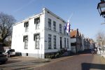 Harlingen 26 maart 2022
Bij het oude huis van Piet paulusma liggen veel bloemen en de frise vlag hangt halfstok.