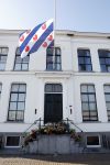 Harlingen 26 maart 2022
Bij het oude huis van Piet paulusma liggen veel bloemen en de frise vlag hangt halfstok.