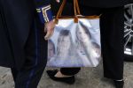 Amsterdam 14 juni 2022
Koning Willem Alexander en prinses Beatrix arriveren beide in hun audi A8 bij het paleis op de dam. Tas met daarop foto's van Prinses Amalia Prinses Ariane en Prinses Alexia