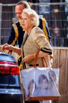 Amsterdam 22 juni 2022
Koning Willem Alexander , Koningin Maxima en prinses Beatrix bij paleis op de dam waar een diner was georganiseerd voor de ambassadeurs. Prinses Beatrix draagt tas met daarop foto van Prinses Amalia Prinses Alexia en Prinses Ariane .
