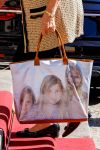 Amsterdam 22 juni 2022
Koning Willem Alexander , Koningin Maxima en prinses Beatrix bij paleis op de dam waar een diner was georganiseerd voor de ambassadeurs. Prinses Beatrix draagt tas met daarop foto van Prinses Amalia Prinses Alexia en Prinses Ariane .