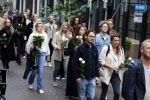 Amsterdam 6 juli 2022
Precies 1 jaar geleden werd op deze plek Peter R de Vries neergeschoten. De redaktie en presentatoren van RTL Boulevard leggen een witte roos neer . OA aanwezig Georgette Schlick Peter v d Vorst Sven Sauve Marieke Elsinga Vivienne v d Assem Aran Bade Jeroen Kijk in de Vegte Arno Kantelberg Eveline Stallaart Clarice Stenger Leon de Ruyter Dries Roelvink en Tim Oliehoek .