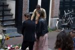 Amsterdam 6 juli 2022
Precies 1 jaar geleden werd op deze plek Peter R de Vries neergeschoten. De redaktie en presentatoren van RTL Boulevard leggen een witte roos neer . OA aanwezig Georgette Schlick Peter v d Vorst Sven Sauve Marieke Elsinga Vivienne v d Assem Aran Bade Jeroen Kijk in de Vegte Arno Kantelberg Eveline Stallaart Clarice Stenger Leon de Ruyter Dries Roelvink en Tim Oliehoek .