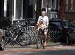 Amsterdam 13 juli 2022
Rick paul Mulligen met zijn dochter op de fiets in Amsterdam zuid
