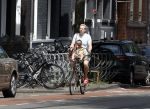 Amsterdam 13 juli 2022
Rick paul Mulligen met zijn dochter op de fiets in Amsterdam zuid