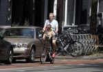 Amsterdam 13 juli 2022
Rick paul Mulligen met zijn dochter op de fiets in Amsterdam zuid