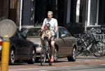 Amsterdam 13 juli 2022
Rick paul Mulligen met zijn dochter op de fiets in Amsterdam zuid