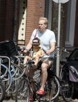 Amsterdam 13 juli 2022
Rick paul Mulligen met zijn dochter op de fiets in Amsterdam zuid