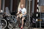 Amsterdam 13 juli 2022
Rick paul Mulligen met zijn dochter op de fiets in Amsterdam zuid