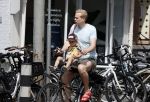 Amsterdam 13 juli 2022
Rick paul Mulligen met zijn dochter op de fiets in Amsterdam zuid