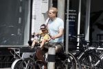 Amsterdam 13 juli 2022
Rick paul Mulligen met zijn dochter op de fiets in Amsterdam zuid