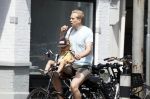 Amsterdam 13 juli 2022
Rick paul Mulligen met zijn dochter op de fiets in Amsterdam zuid