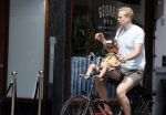Amsterdam 13 juli 2022
Rick paul Mulligen met zijn dochter op de fiets in Amsterdam zuid