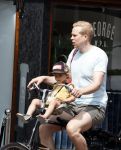 Amsterdam 13 juli 2022
Rick paul Mulligen met zijn dochter op de fiets in Amsterdam zuid