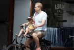 Amsterdam 13 juli 2022
Rick paul Mulligen met zijn dochter op de fiets in Amsterdam zuid