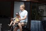 Amsterdam 13 juli 2022
Rick paul Mulligen met zijn dochter op de fiets in Amsterdam zuid