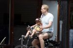 Amsterdam 13 juli 2022
Rick paul Mulligen met zijn dochter op de fiets in Amsterdam zuid