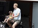 Amsterdam 13 juli 2022
Rick paul Mulligen met zijn dochter op de fiets in Amsterdam zuid