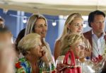 Nuland 13 juni 2022
Presentatie Toos wijn vernoemd naar Toos v d Valk . Bijna de hele familie is aan wezig in de tuin van het familie huis. Sandra v d Valk met haar kinderen