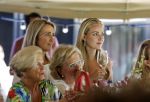 Nuland 13 juni 2022
Presentatie Toos wijn vernoemd naar Toos v d Valk . Bijna de hele familie is aan wezig in de tuin van het familie huis. Sandra v d Valk met haar kinderen