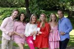 Nuland 13 juni 2022
Presentatie Toos wijn vernoemd naar Toos v d Valk . Bijna de hele familie is aan wezig in de tuin van het familie huis. Sandra v d Valk met haar kinderen