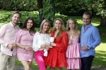 Nuland 13 juni 2022
Presentatie Toos wijn vernoemd naar Toos v d Valk . Bijna de hele familie is aan wezig in de tuin van het familie huis. Sandra v d Valk met haar kinderen
