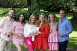 Nuland 13 juni 2022
Presentatie Toos wijn vernoemd naar Toos v d Valk . Bijna de hele familie is aan wezig in de tuin van het familie huis. Sandra v d Valk met haar kinderen