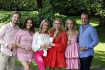 Nuland 13 juni 2022
Presentatie Toos wijn vernoemd naar Toos v d Valk . Bijna de hele familie is aan wezig in de tuin van het familie huis. Sandra v d Valk met haar kinderen