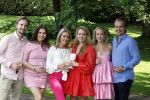 Nuland 13 juni 2022
Presentatie Toos wijn vernoemd naar Toos v d Valk . Bijna de hele familie is aan wezig in de tuin van het familie huis. Sandra v d Valk met haar kinderen
