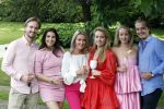Nuland 13 juni 2022
Presentatie Toos wijn vernoemd naar Toos v d Valk . Bijna de hele familie is aan wezig in de tuin van het familie huis. Sandra v d Valk met haar kinderen