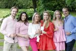 Nuland 13 juni 2022
Presentatie Toos wijn vernoemd naar Toos v d Valk . Bijna de hele familie is aan wezig in de tuin van het familie huis. Sandra v d Valk met haar kinderen