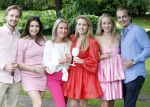 Nuland 13 juni 2022
Presentatie Toos wijn vernoemd naar Toos v d Valk . Bijna de hele familie is aan wezig in de tuin van het familie huis. Sandra v d Valk met haar kinderen