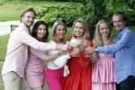 Nuland 13 juni 2022
Presentatie Toos wijn vernoemd naar Toos v d Valk . Bijna de hele familie is aan wezig in de tuin van het familie huis. Sandra v d Valk met haar kinderen