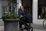 Amsterdam 30 maart 2022
Stephanie Klaver achter de kinderwagen in Amsterdam zuid