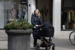 Amsterdam 30 maart 2022
Stephanie Klaver achter de kinderwagen in Amsterdam zuid
