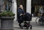Amsterdam 30 maart 2022
Stephanie Klaver achter de kinderwagen in Amsterdam zuid